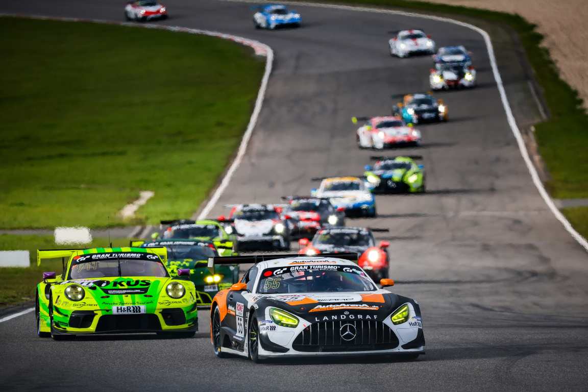 Der AutoArenA-Mercedes AMG GT3 mit der Startnummer 55 - da waren nur ein paar wenige Blätter im Frontgitter zu sehen Foto: AMG Customer Racing